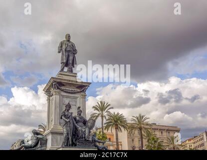 La statua in bronzo dedicata a Camillo Benso Conte di Cavour in Piazza Cavour, Roma Foto Stock