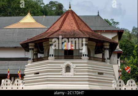 La Torre ottagonale adiacente all'ingresso del Tempio Buddista della Reliquia del Sacro dente a Kandy in Sri Lanka. Foto Stock