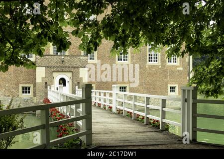 Ponte per il castello Hülshoff acqua, vicino Havixbeck, Nord Reno-Westfalia, Deiutschland Foto Stock