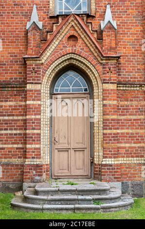 Le vecchie porte e scale in rosso mattone parete. Foto Stock