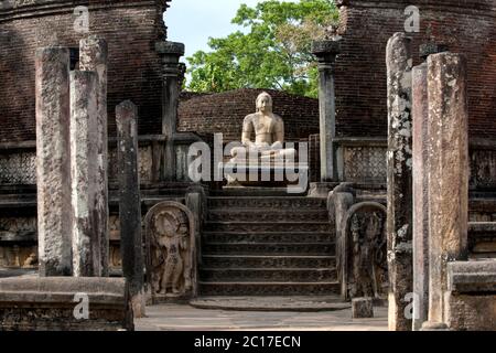 Una statua di Buddha seduto all'interno del Vatadage che fa parte del Quadrangle presso l'antico sito di Polonnaruwa in Sri Lanka. Foto Stock