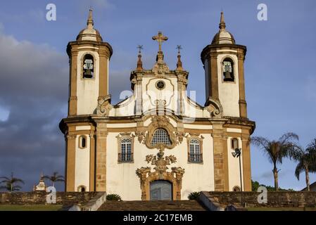 Vista frontale della storica chiesa barocca Nossa Senhora do Carmo, Ouro Preto, patrimonio dell'umanità dell'UNESCO Foto Stock