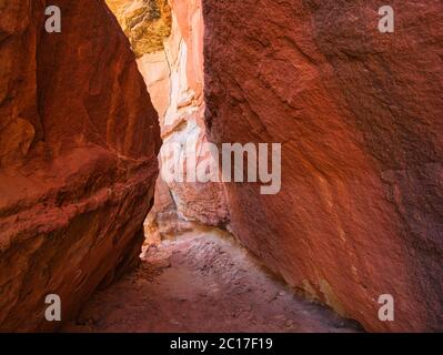 Un passaggio molto stretto tra due rocce rosse Foto Stock