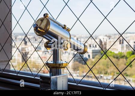 Parigi, Francia - 30 marzo 2017: Un cannocchiale luminoso e luminoso sulla Torre Eiffel Foto Stock