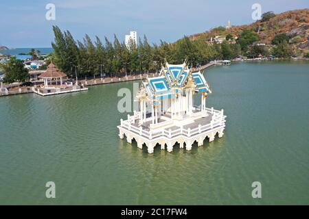 Bella vista panoramica del tempio sul lago di Hua Hin Foto Stock