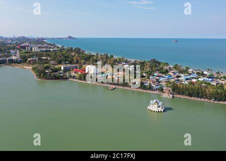 Bella vista panoramica del tempio sul lago di Hua Hin Foto Stock