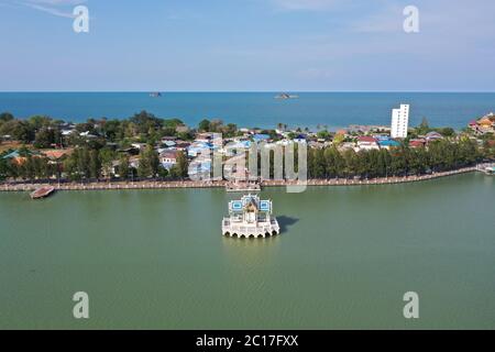 Bella vista panoramica del tempio sul lago di Hua Hin Foto Stock