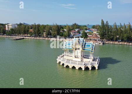 Bella vista panoramica del tempio sul lago di Hua Hin Foto Stock