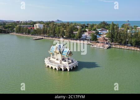 Bella vista panoramica del tempio sul lago di Hua Hin Foto Stock