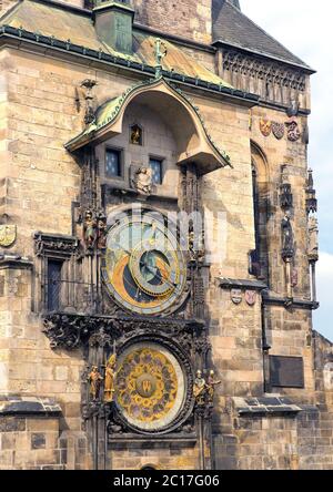 Orloj, storico medievale orologio astronomico e il Vecchio Municipio, Praga, Repubblica Ceca Foto Stock