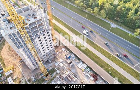 Costruzione di appartamenti a tema. Vista drone aereo dell'area di costruzione Foto Stock