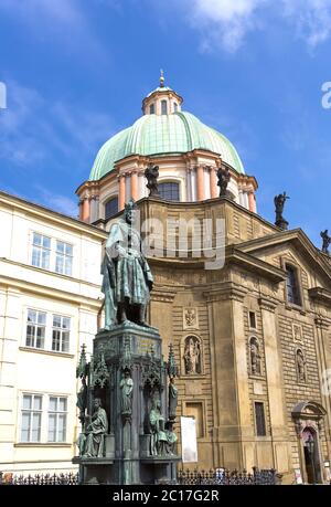 Statua di re Carlo IV (Karolo Quarto) vicino al Ponte Carlo a Praga Foto Stock