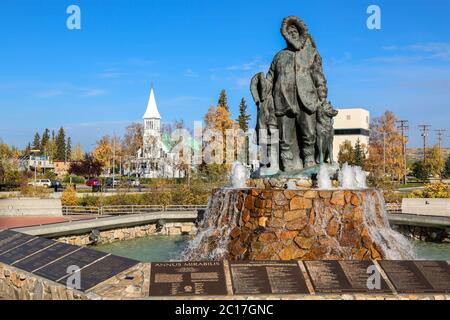 Cuore d'oro Plaza Downtown Fairbanks con concezione chiesa in background, Alaska Foto Stock