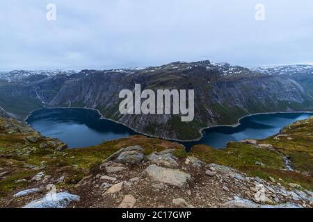 Paesaggio del lago Ringedalsvatnet vicino al sentiero per Trolltunga in Norvegia Foto Stock