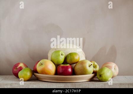 Mele e melone su vassoio Foto Stock