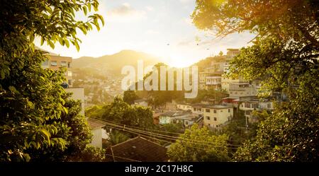 Favela al tramonto a Rio de Janeiro in Brasile Foto Stock