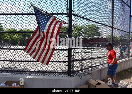 New York City, Stati Uniti. 14 Giugno 2020. Una bandiera è piantata attraverso una recinzione lungo a Torsney/ Lou Lodati Playground nel quartiere Sunnyside di Queens NY, 14 giugno 2020. La Giornata nazionale della bandiera commemora l'adozione della bandiera degli Stati Uniti il 14 giugno 1777 con risoluzione del secondo Congresso continentale. (Anthony Behar/Sipa USA) Credit: Sipa USA/Alamy Live News Foto Stock