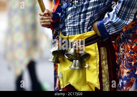 14 giugno 2020, San Diego, Carabobo, Venezuela: 4 giugno 2020. I residenti del comune di San Diego dello stato di Carabobo hanno celebrato il corpus chiristi con costumi colorati che identificano la città della fratellanza. Vestiti come piccoli diavoli e non integrando i cofrdis tradizionali di altri stati in Venezuela, i Sandiegani si unirono alla celebrazione cristiana. Danzarono e portarono la pioggia, come tradizionalmente accade dall'inizio della festa nel secolo scorso. La Danza è stata dichiarata patrimonio culturale immateriale dell'umanità dall'UNESCO. (Credit Image: © Juan Carlos Hernandez/ZUM Foto Stock