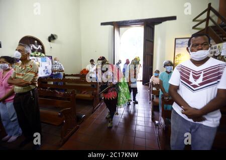 14 giugno 2020, San Diego, Carabobo, Venezuela: 4 giugno 2020. I residenti del comune di San Diego dello stato di Carabobo hanno celebrato il corpus chiristi con costumi colorati che identificano la città della fratellanza. Vestiti come piccoli diavoli e non integrando i cofrdis tradizionali di altri stati in Venezuela, i Sandiegani si unirono alla celebrazione cristiana. Danzarono e portarono la pioggia, come tradizionalmente accade dall'inizio della festa nel secolo scorso. La Danza è stata dichiarata patrimonio culturale immateriale dell'umanità dall'UNESCO. (Credit Image: © Juan Carlos Hernandez/ZUM Foto Stock