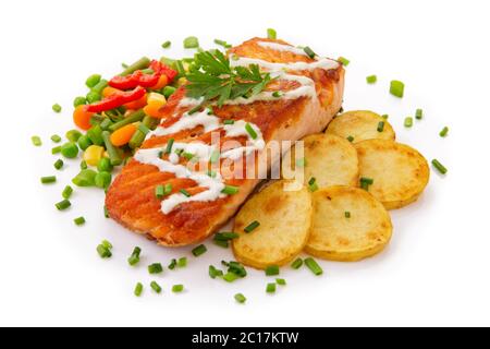 Bistecca di salmone con verdure e patate fritte. Foto Stock