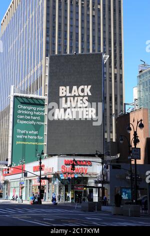 Black Lives Matter cartellone a Midtown Manhattan. L'assassinio di George Floyd mentre era sotto la custodia della polizia di Minneapolis ha provocato proteste a livello nazionale intorno agli Stati Uniti che chiedono giustizia e cambiamento. New York City USA. 13 giugno 2020 Foto Stock