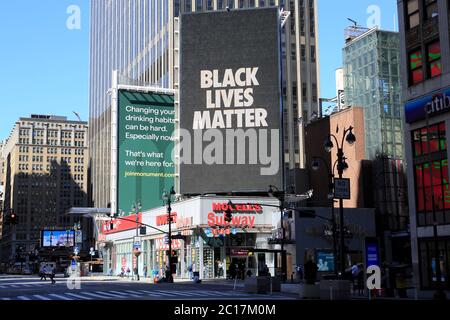 Black Lives Matter cartellone a Midtown Manhattan. L'assassinio di George Floyd mentre era sotto la custodia della polizia di Minneapolis ha provocato proteste a livello nazionale intorno agli Stati Uniti che chiedono giustizia e cambiamento. New York City USA. 13 giugno 2020 Foto Stock