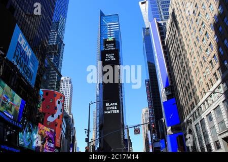 Black Lives materia cartellone in Times Square. L'assassinio di George Floyd mentre era sotto la custodia della polizia di Minneapolis ha provocato proteste a livello nazionale intorno agli Stati Uniti che chiedono giustizia e cambiamento. 1 Times Square, Manhattan, New York City USA. 13 giugno 2020 Foto Stock