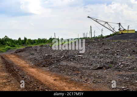 Escavatore a macchina di scavo Lavori di movimento terra in cava Foto Stock