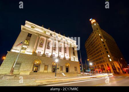 Ufficio postale degli Stati Uniti e Court House e Emily Morgan Hotel su Alamo Plaza di notte a San Antonio, Texas, Stati Uniti. Foto Stock