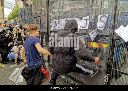 Parigi, Francia. 13 Giugno 2020. I manifestanti che partecipano alla manifestazione contro il razzismo e la violenza della polizia martellano i rinforzi in vetro. Foto Stock