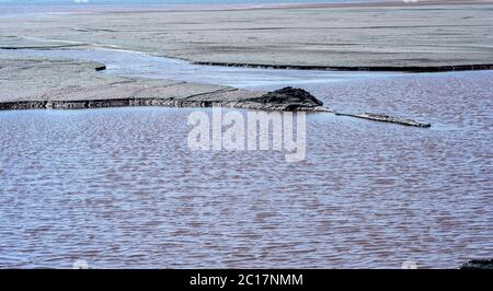 Rifiuti di produzione viene accumulato in acqua Foto Stock