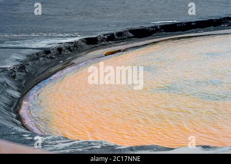 Rifiuti di produzione viene accumulato in acqua Foto Stock