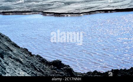 Rifiuti di produzione viene accumulato in acqua Foto Stock