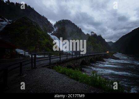 Latefossen potente cascata Twin dopo 10 p.m in Norvegia giugno 2019 Foto Stock