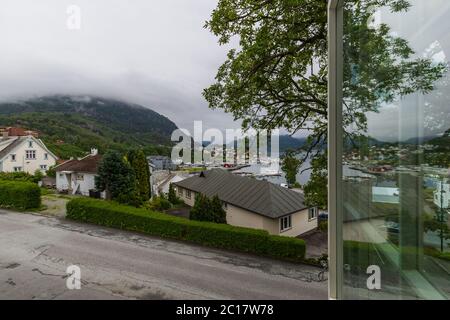 Vista finestra del Villaggio Tau in Norvegia con atmosfera da esterno Foto Stock