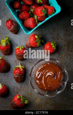 Fragole fresche immerse nel cioccolato Foto Stock