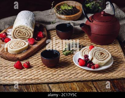 Due fette di rotolo di biscuit. Foto Stock