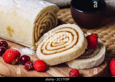 Rotoli riempiti di pasta di albicocche Foto Stock