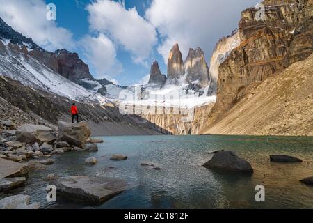 Escursionista al Mirador Las Torres nel Parco Nazionale Torres del Paine, Cile, Patagonia, Sud America. Foto Stock