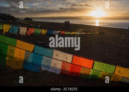 Bandiere di preghiera all'alba, lago di Nam, Tibet Foto Stock