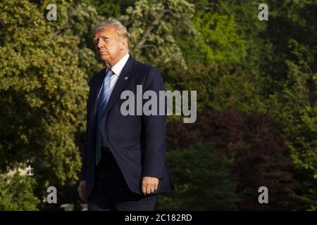 Washington, Stati Uniti. 14 Giugno 2020. Il presidente degli Stati Uniti Donald Trump cammina sul prato sud della Casa Bianca dopo essere arrivato su Marine One a Washington, DC domenica 14 giugno 2020. Trump ha twittato che non guarderà la NFL o la Federazione di Calcio degli Stati Uniti se una delle due organizzazioni permette ai giocatori di inginocchiarsi durante il gioco dell'inno nazionale. Foto di Stefani Reynolds/UPI Credit: UPI/Alamy Live News Foto Stock