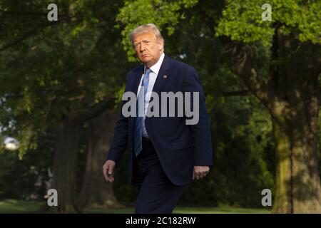 Washington, Stati Uniti. 14 Giugno 2020. Il presidente degli Stati Uniti Donald Trump cammina sul prato sud della Casa Bianca dopo essere arrivato su Marine One a Washington, DC domenica 14 giugno 2020. Trump ha twittato che non guarderà la NFL o la Federazione di Calcio degli Stati Uniti se una delle due organizzazioni permette ai giocatori di inginocchiarsi durante il gioco dell'inno nazionale. Foto di Stefani Reynolds/UPI Credit: UPI/Alamy Live News Foto Stock