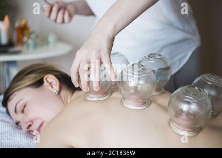 Giovane donna che riceve il trattamento presso la clinica medica Foto Stock