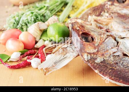 Pesce secco e curry su legno. Foto Stock