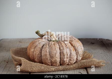 zucca su pavimento di legno. Foto Stock