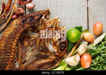 pesce e curry su legno. Foto Stock