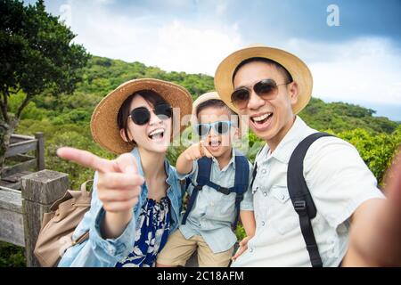 Famiglia asiatica felice su avventura escursionistica e prendendo selfie Foto Stock