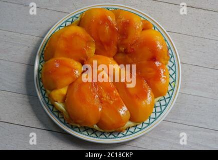 Una torta al mango Tarte Tatin capovolta Foto Stock