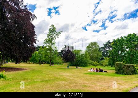 Londra, Regno Unito. 13 Giugno 2020. La gente è vista ai giardini di Kew che sono stati recentemente aperti in mezzo alla crisi del coronavirus. Credit: SOPA Images Limited/Alamy Live News Foto Stock