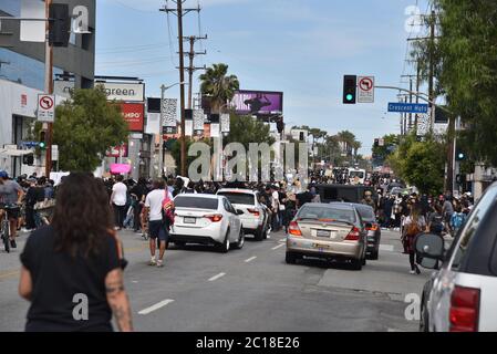 Beverly Hills, CA/USA - 30 maggio 2020: Una pacifica protesta Black Lives per l'uccisione di George Floyd diventa violenta nel quartiere di Fairfax Foto Stock